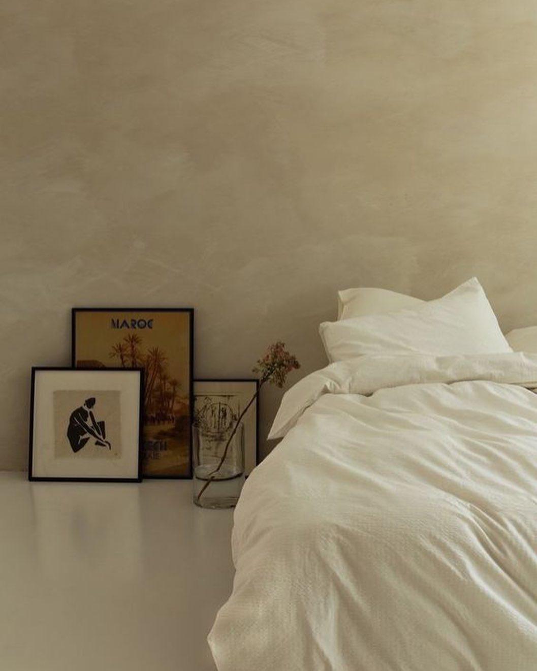 침대와 액자 인테리어 이미지