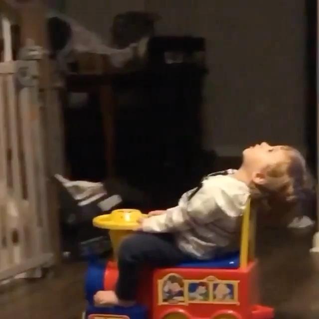 놀고싶고 졸립고 🍼 이미지