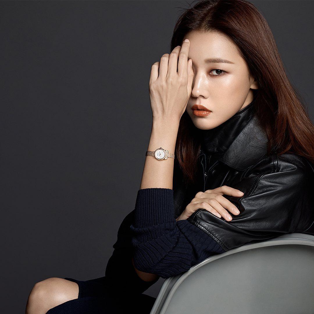 한달심의 반전 시간❣
강렬한 눈빛의 페라가모 시계 화보 ⏱
-
-
#한혜진 #한혜진시계 #페라가모시계 #페라가모워치 #페라가모타임피스 #갤러리어클락 #FerragamoTimepieces #Ferragamo 이미지