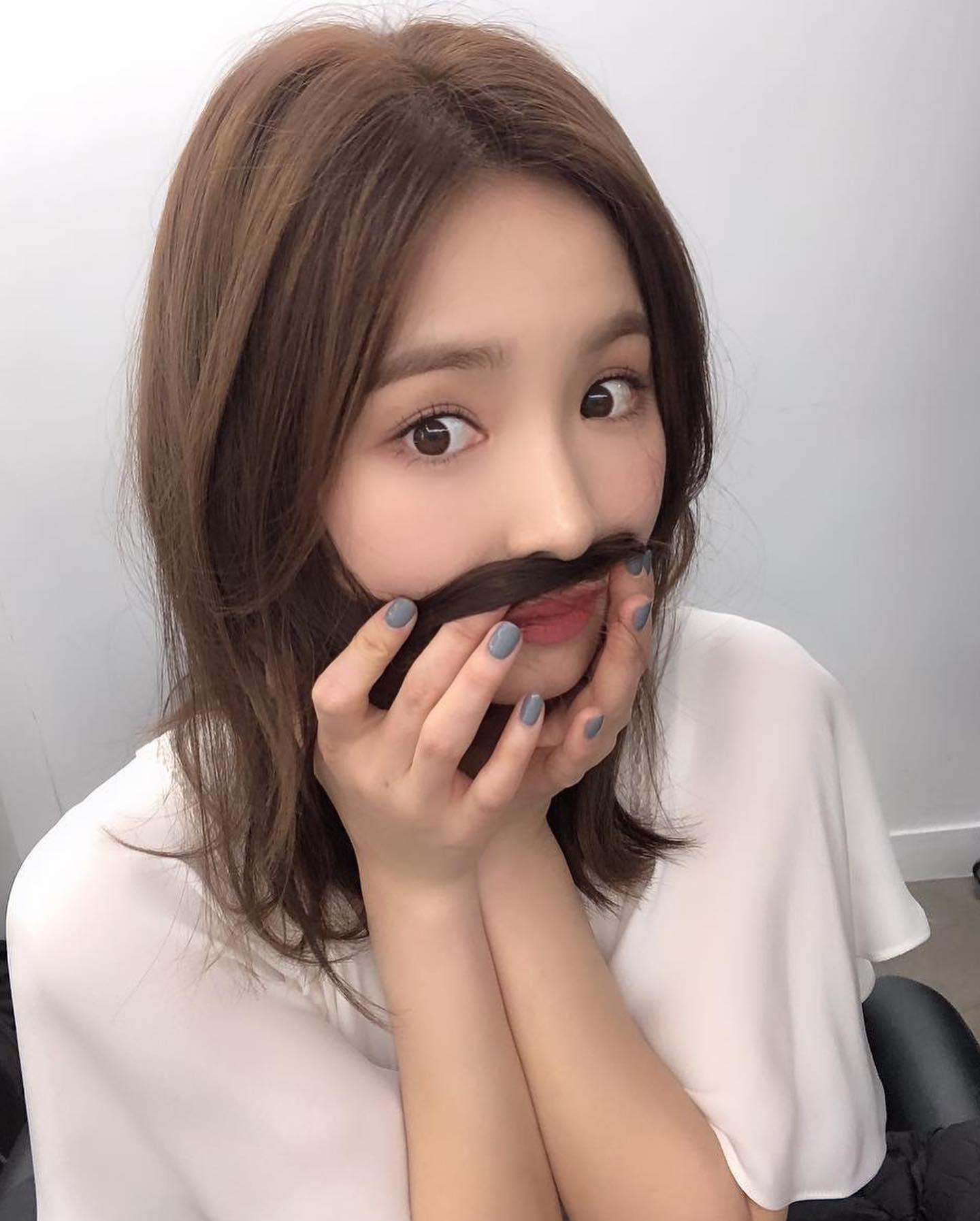 실버버튼 받은 유튜버👻 신세경 이미지