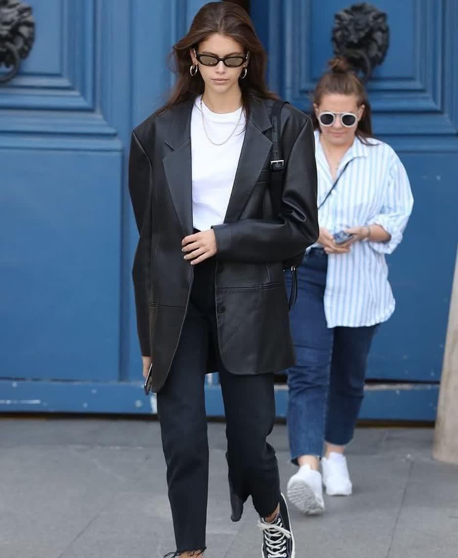 스트릿에서도 블랙 활용🖤 이미지