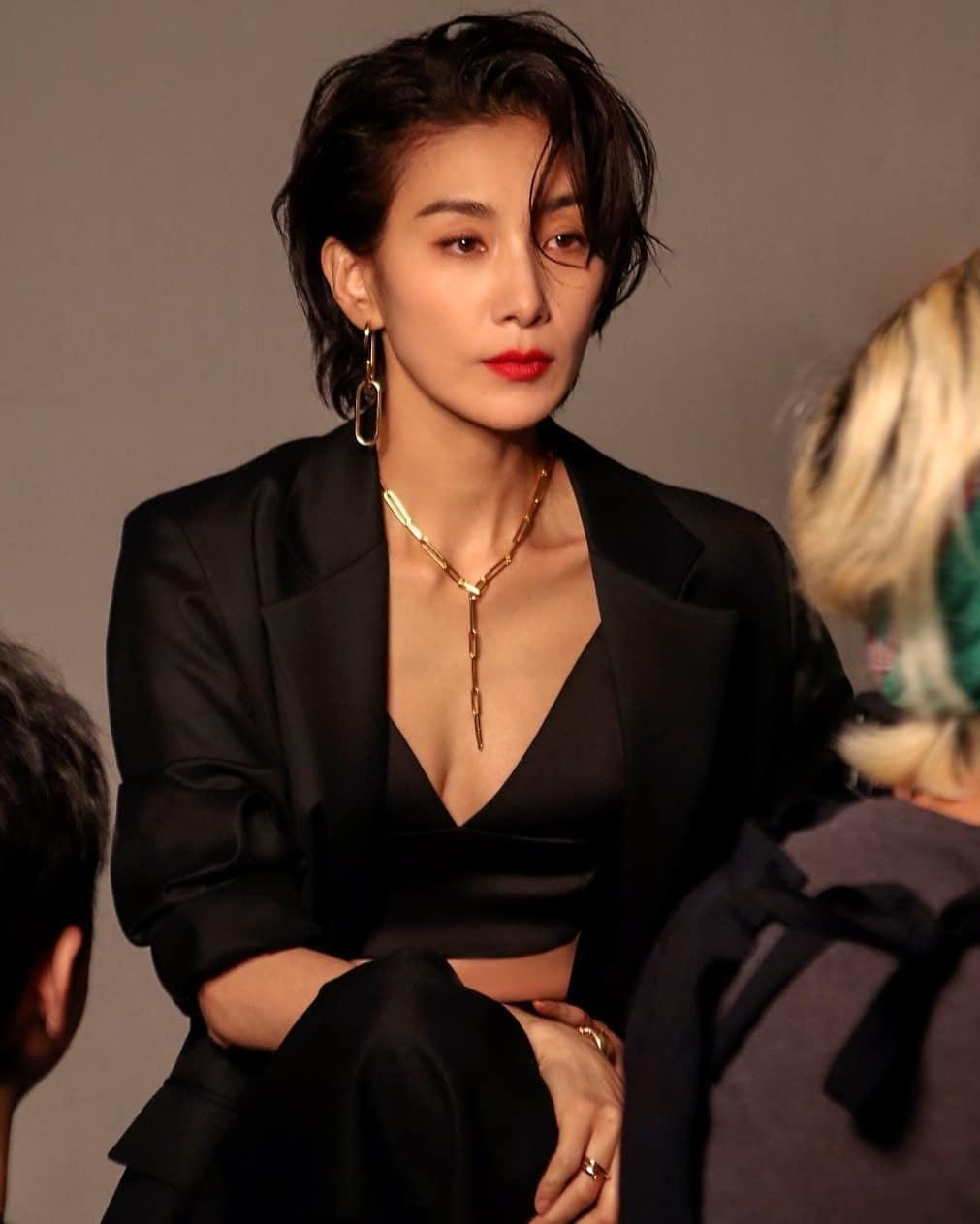 여전한 걸크러쉬 배우 김서형📸 이미지1
