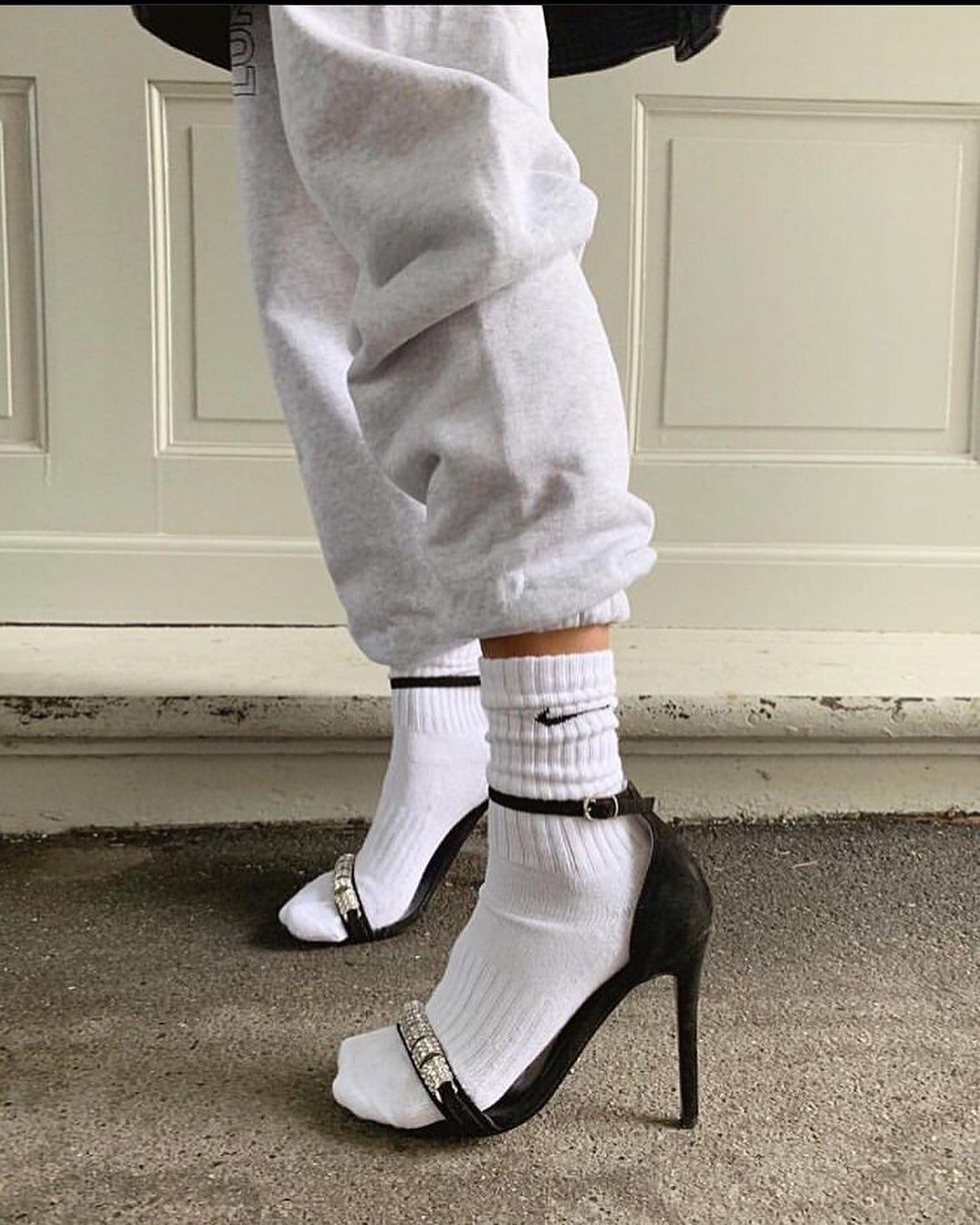 양말과 매치해 가을에도 샌들 🧦 이미지