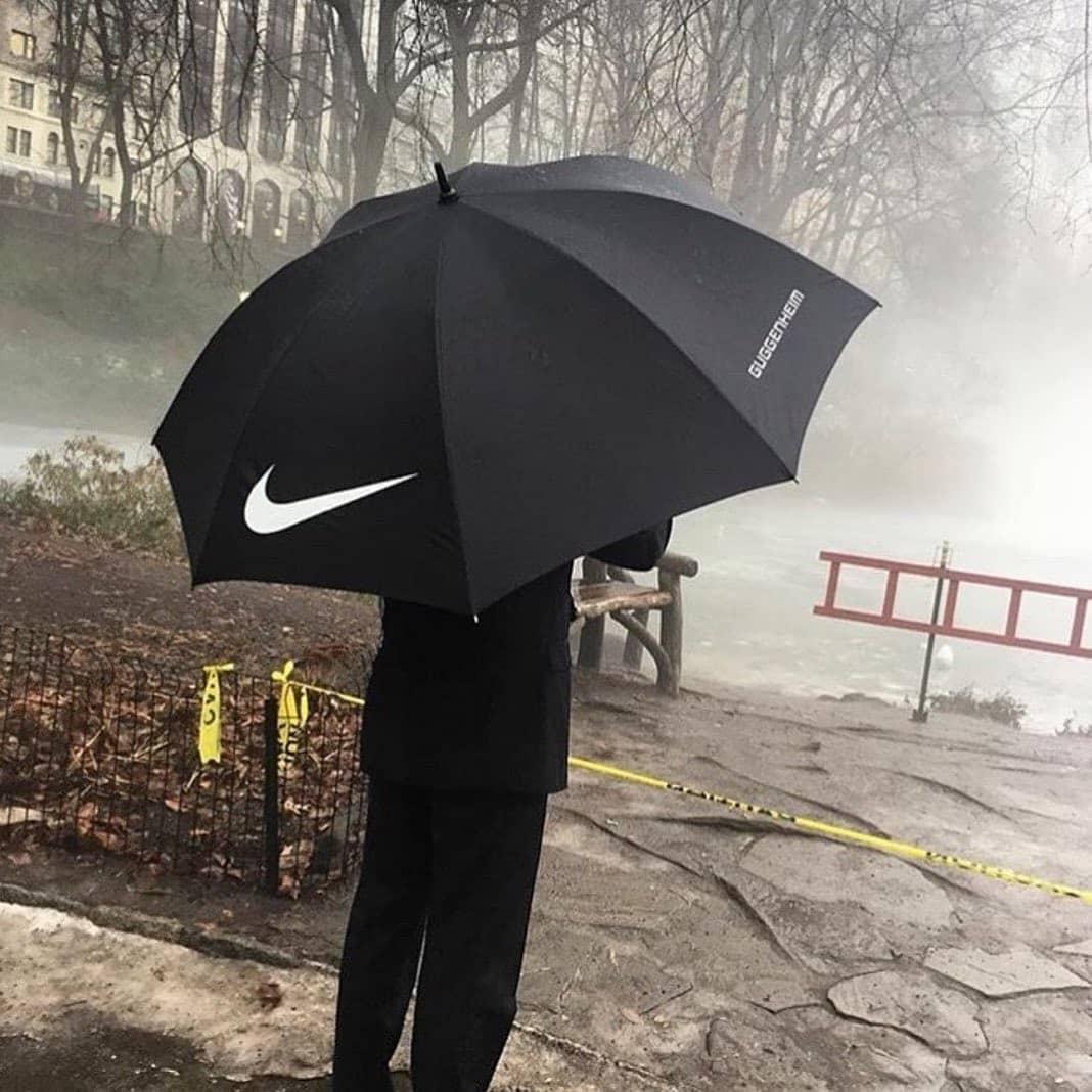 비 올때도 나이키 우산 🖤 이미지