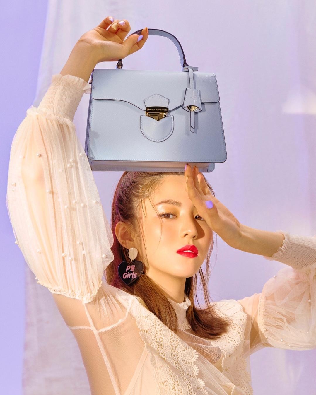 여름, 로맨틱해지는 법💛
폴스부띠끄 x 한소희 📸시스루 원피스에 로맨틱한 가방 코디
여름룩 미리미리 @참고해 📚 이미지