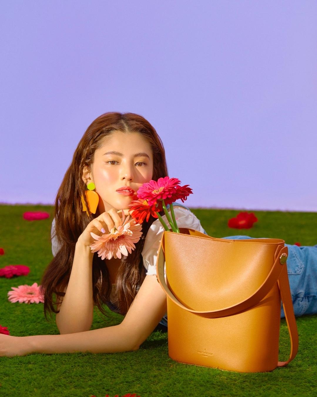 여름, 로맨틱해지는 법💛
폴스부띠끄 x 한소희 📸시스루 원피스에 로맨틱한 가방 코디
여름룩 미리미리 @참고해 📚 이미지3