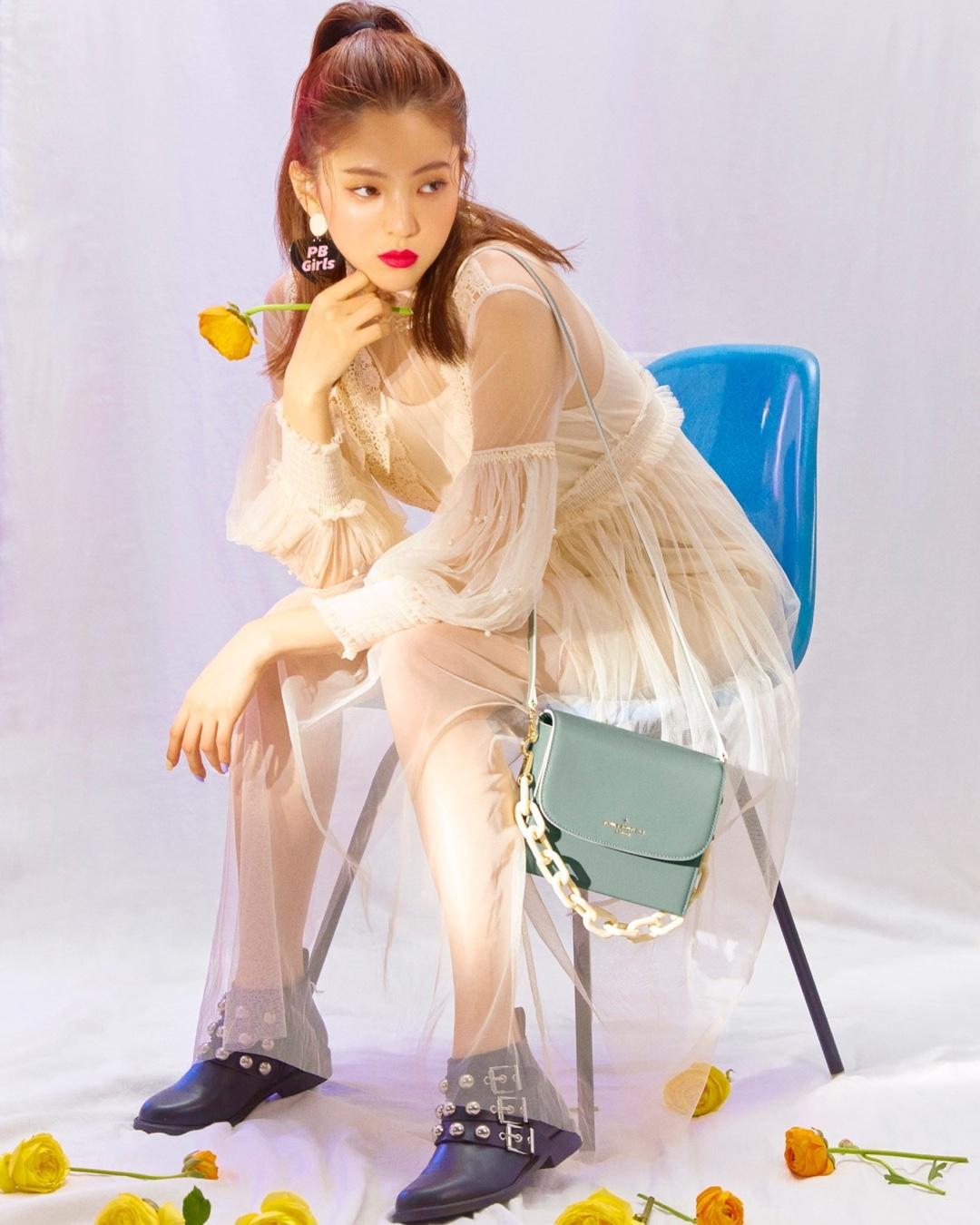 여름, 로맨틱해지는 법💛
폴스부띠끄 x 한소희 📸시스루 원피스에 로맨틱한 가방 코디
여름룩 미리미리 @참고해 📚 이미지4