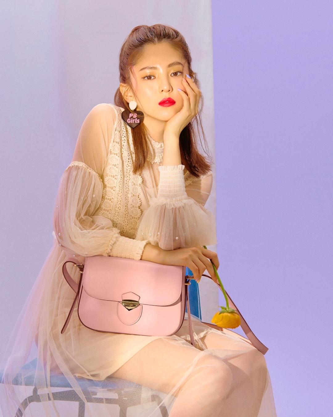 여름, 로맨틱해지는 법💛
폴스부띠끄 x 한소희 📸시스루 원피스에 로맨틱한 가방 코디
여름룩 미리미리 @참고해 📚 이미지7