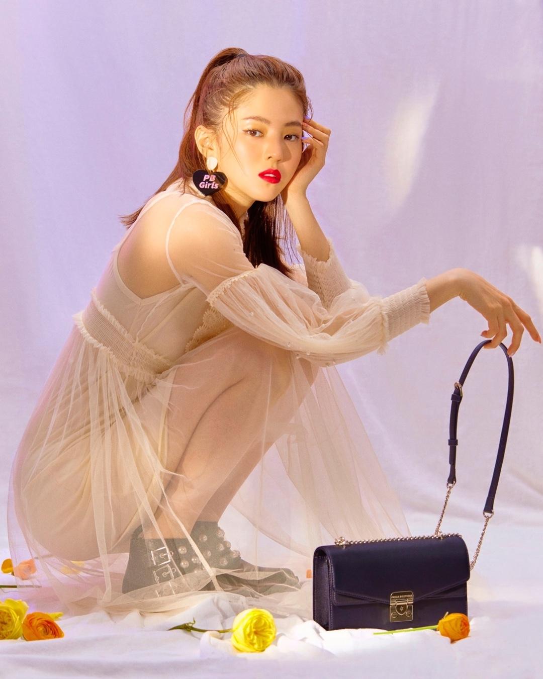 여름, 로맨틱해지는 법💛
폴스부띠끄 x 한소희 📸시스루 원피스에 로맨틱한 가방 코디
여름룩 미리미리 @참고해 📚 이미지8