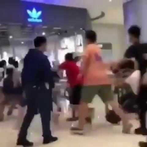 이지 출시🇨🇳중국 아디다스 매장 이미지