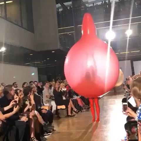 어제자 세인트마틴 졸업패션쇼❤️
아이디어 최고인 풍선 드레스🎈 이미지