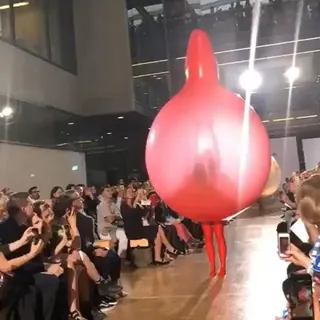 어제자 세인트마틴 졸업패션쇼❤️
아이디어 최고인 풍선 드레스🎈 이미지
