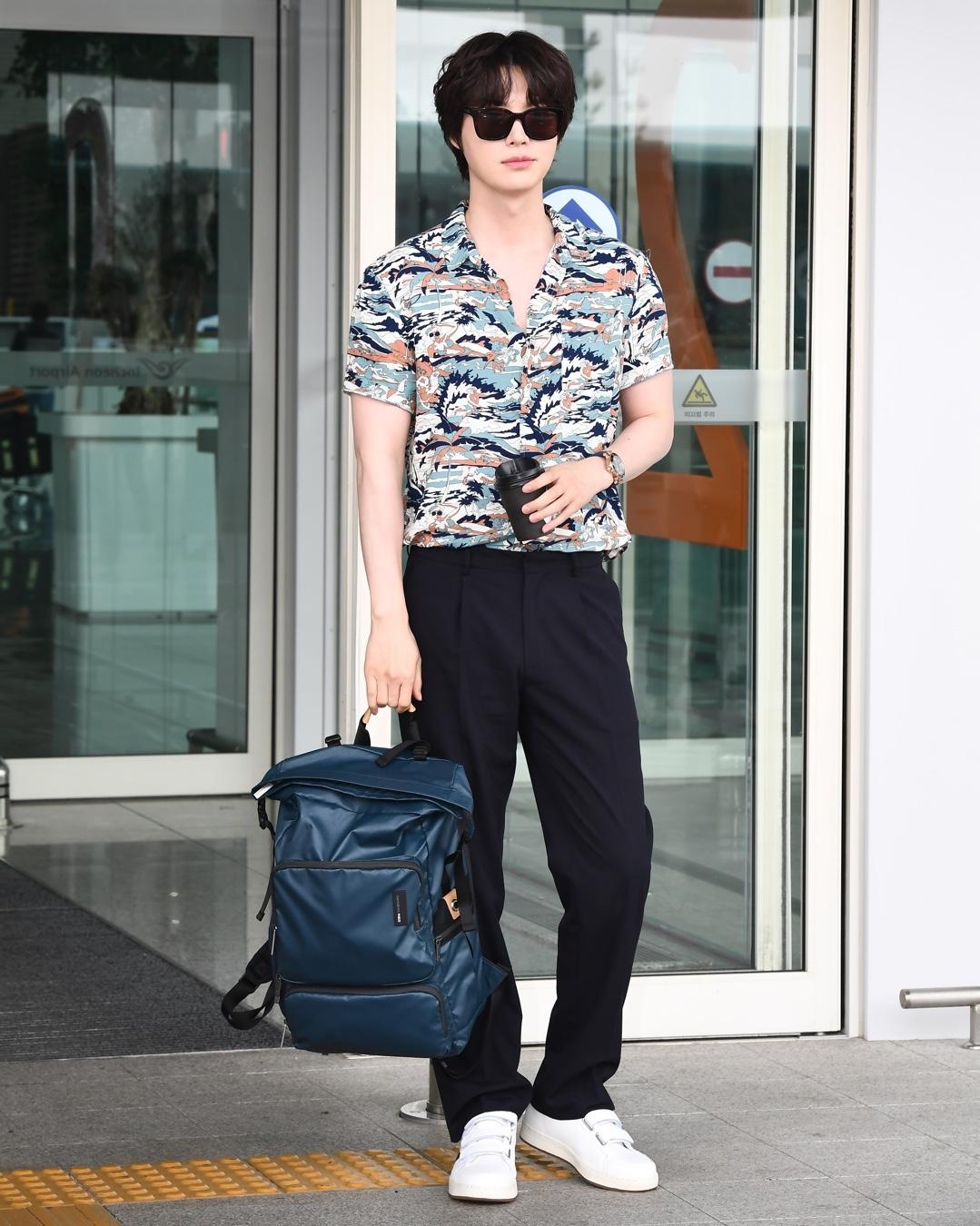 역시 모델이다.. 안재현✈️ 여름휴가 시즌 인기 데일리룩🏖 하와이안 셔츠+백팩 조합🎒 사진 속 쌤소나이트 레드 백팩, 6월 출시🛒 이미지