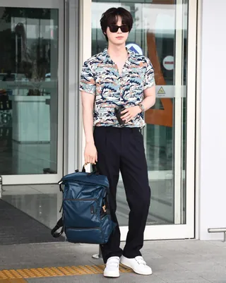 역시 모델이다.. 안재현✈️ 여름휴가 시즌 인기 데일리룩🏖 하와이안 셔츠+백팩 조합🎒 사진 속 쌤소나이트 레드 백팩, 6월 출시🛒 이미지