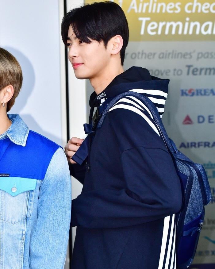 얼굴천재❤️도시남 차은우
공항패션도 천재자나...✈️ 쌤소나이트 레드 이미지1