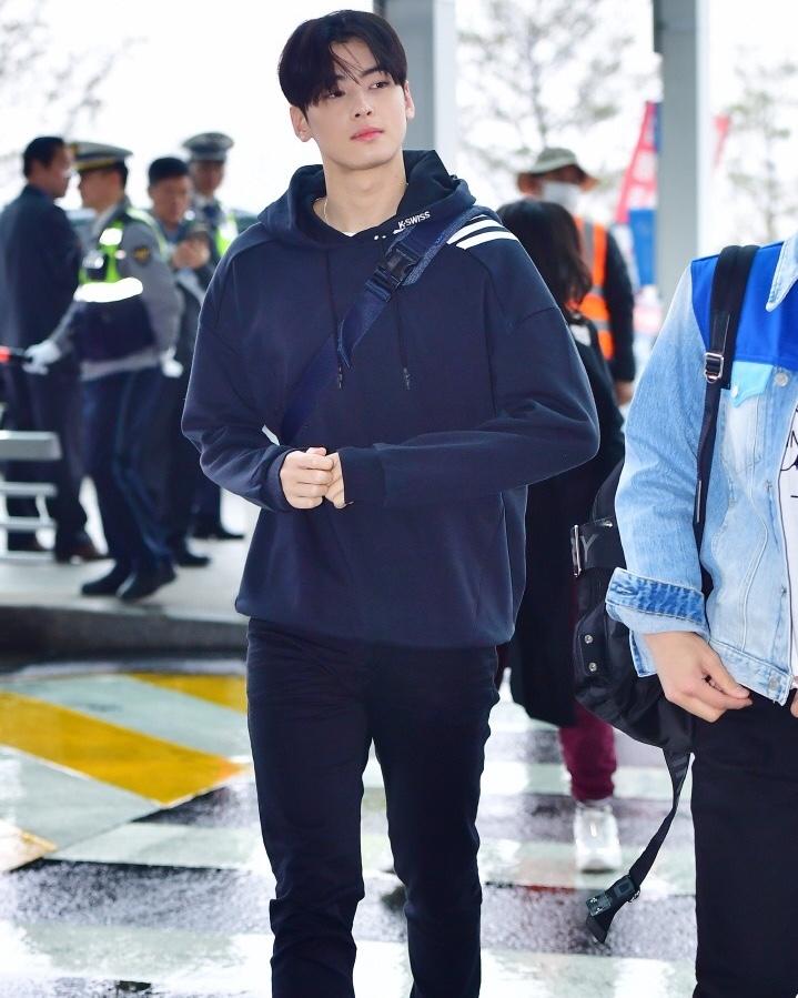 얼굴천재❤️도시남 차은우
공항패션도 천재자나...✈️ 쌤소나이트 레드 이미지2