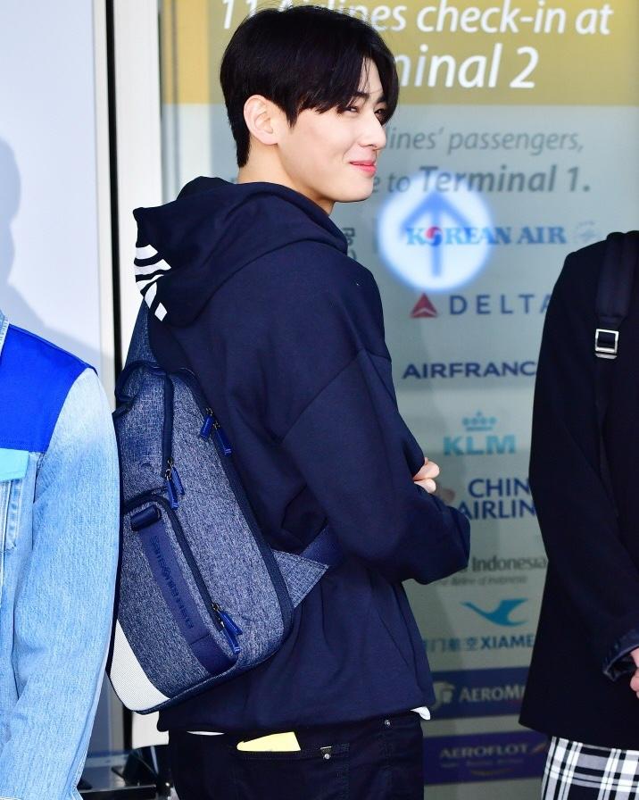 얼굴천재❤️도시남 차은우
공항패션도 천재자나...✈️ 쌤소나이트 레드 이미지4