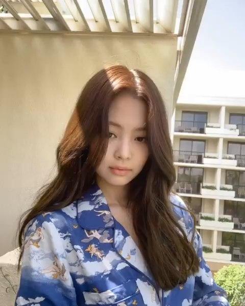 봄 분위기 💙 이쁜 제니 이미지
