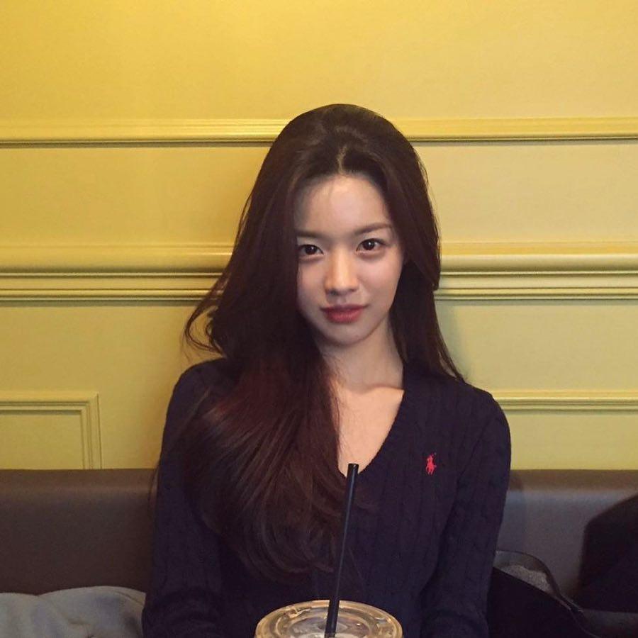 분위기까지 청순해🖤고윤정 이미지