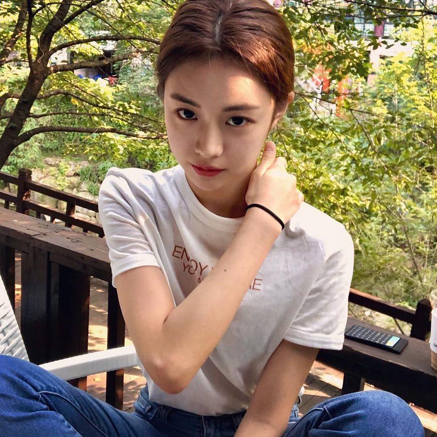 분위기까지 청순해🖤고윤정 이미지2