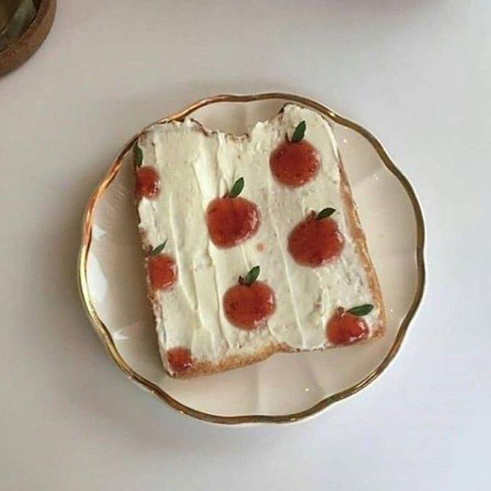 요즘 딸기 샌드위치 유행이지?🍓 이미지