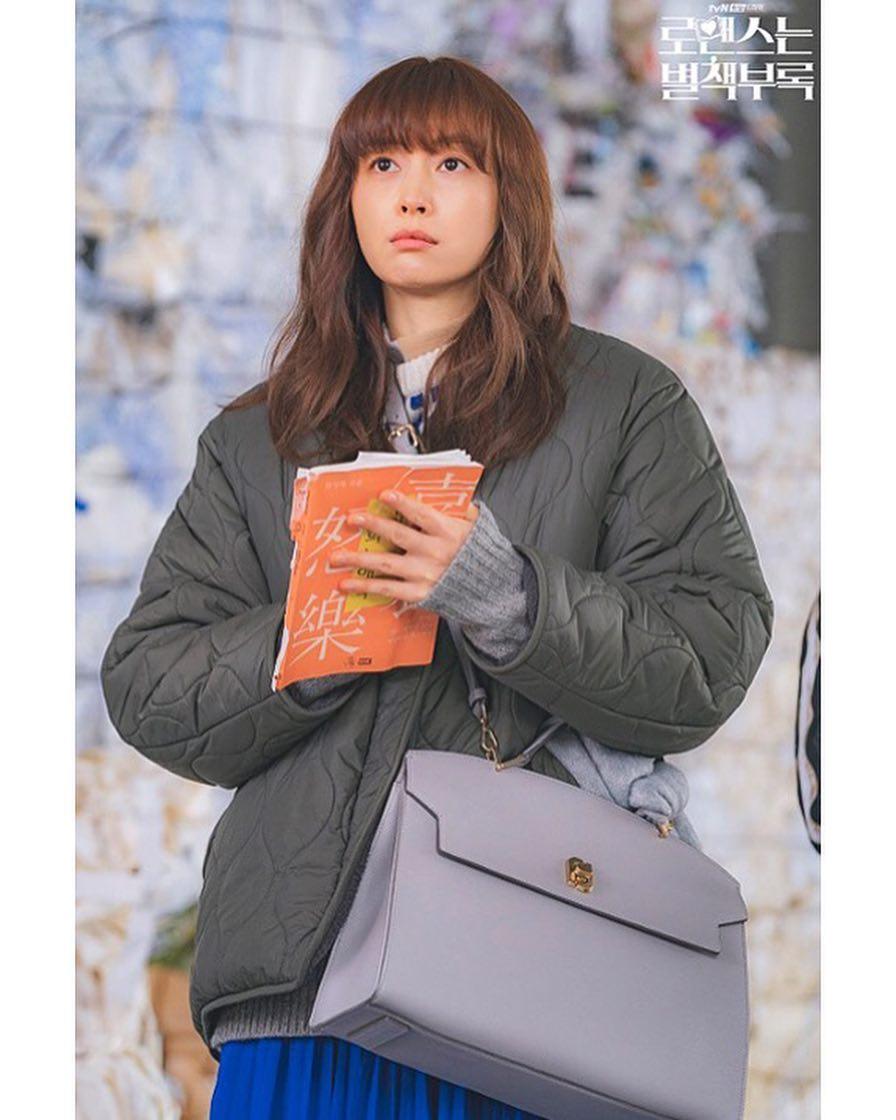 이나영 언니🌼ㅎㄷㄷ패션 비율
로맨스는 별책부록 속 가방은 “제이에스티나 핸드백”
J.ESTINA BAG 19SS, 스타일링 넘 좋음🔥 이미지