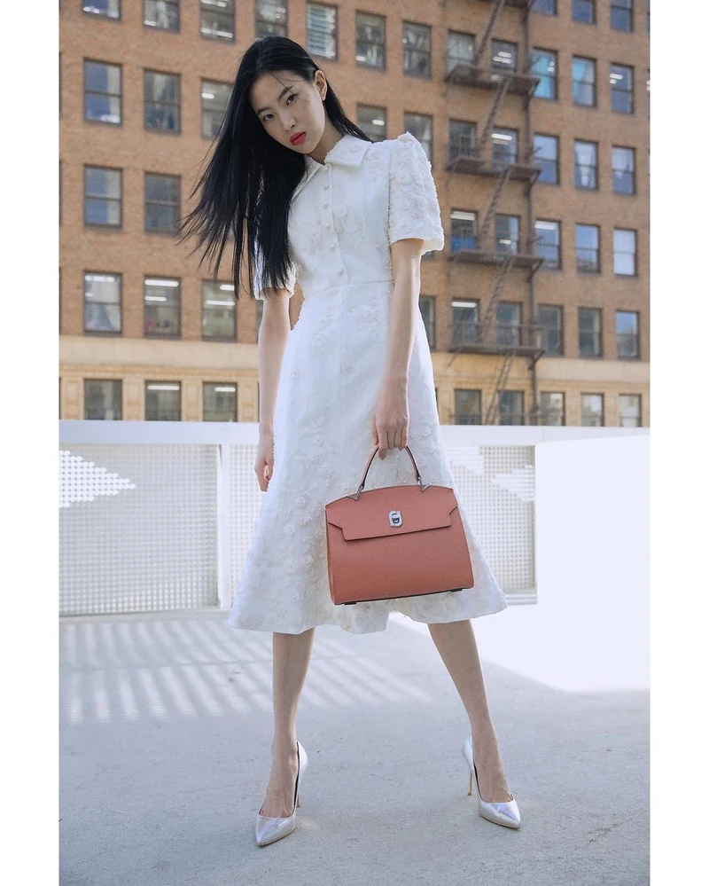 이나영 언니🌼ㅎㄷㄷ패션 비율
로맨스는 별책부록 속 가방은 “제이에스티나 핸드백”
J.ESTINA BAG 19SS, 스타일링 넘 좋음🔥 이미지2