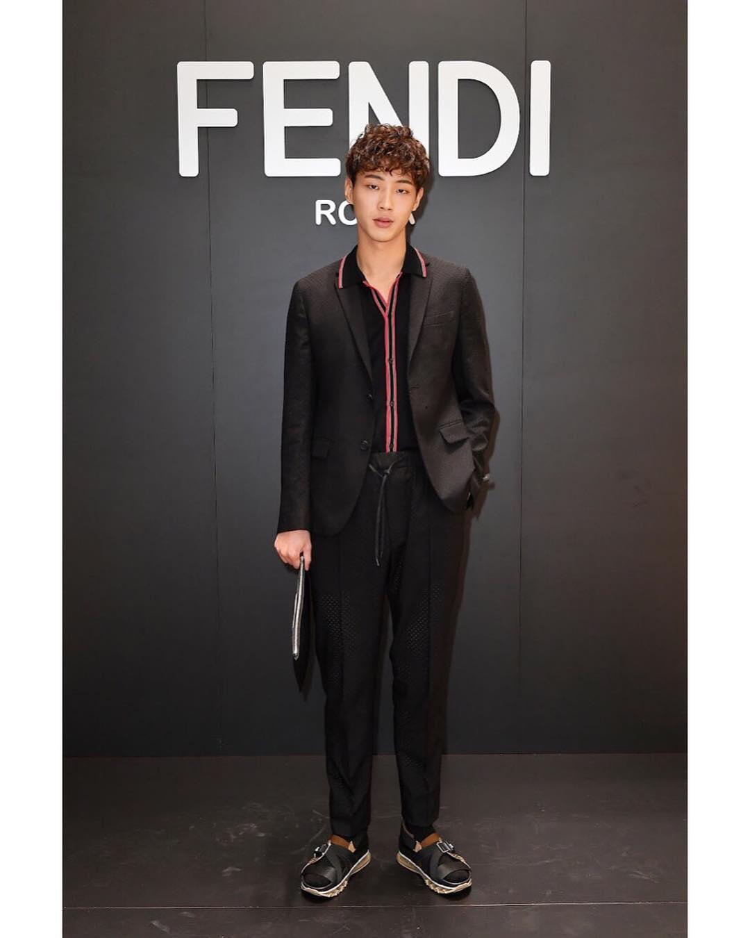 "신이 주신 수트핏.."🤵지수 이미지