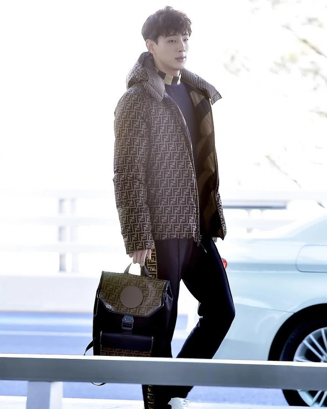 @얘들아❤️ 지수 분위기봐 잘 생겨따.. 공항부터 화보임 ✈️ 19FW Fendi 이미지