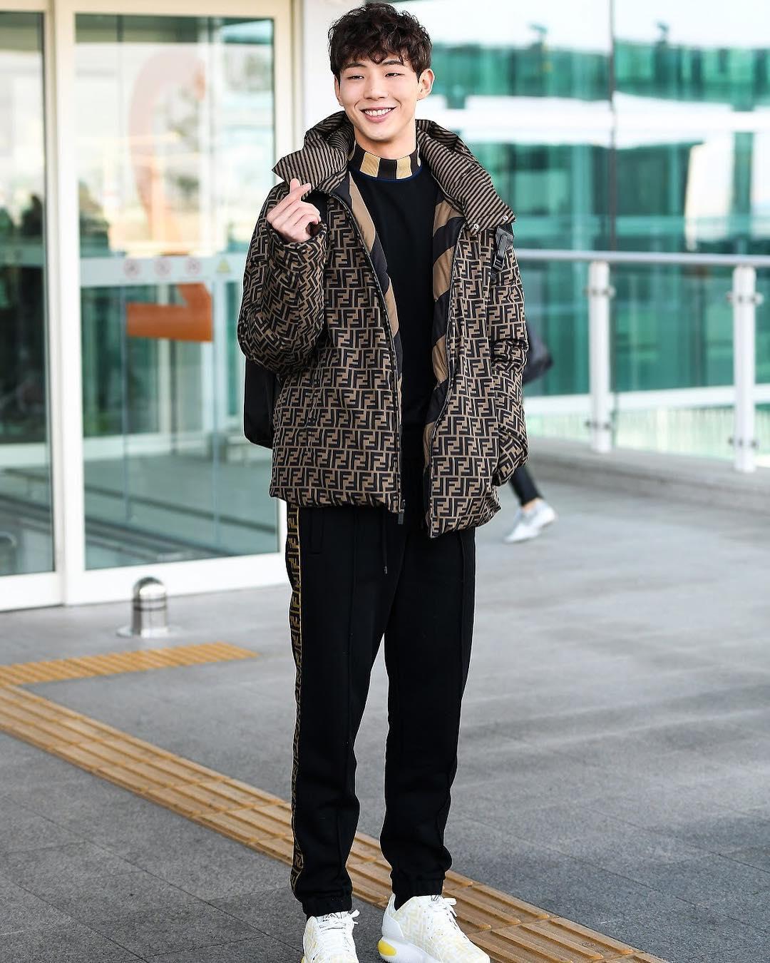 @얘들아❤️ 지수 분위기봐
잘 생겨따.. 공항부터 화보임 ✈️ 19FW Fendi 이미지2