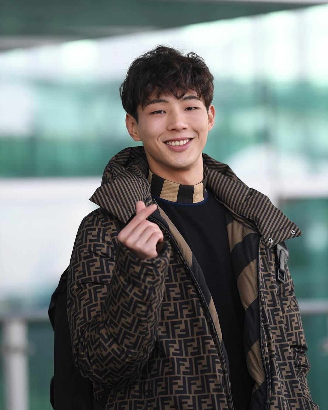 @얘들아❤️ 지수 분위기봐
잘 생겨따.. 공항부터 화보임 ✈️ 19FW Fendi 이미지3