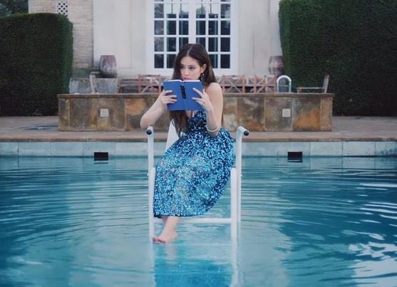 인간명품 제니의 화려한 “솔로” 이미지