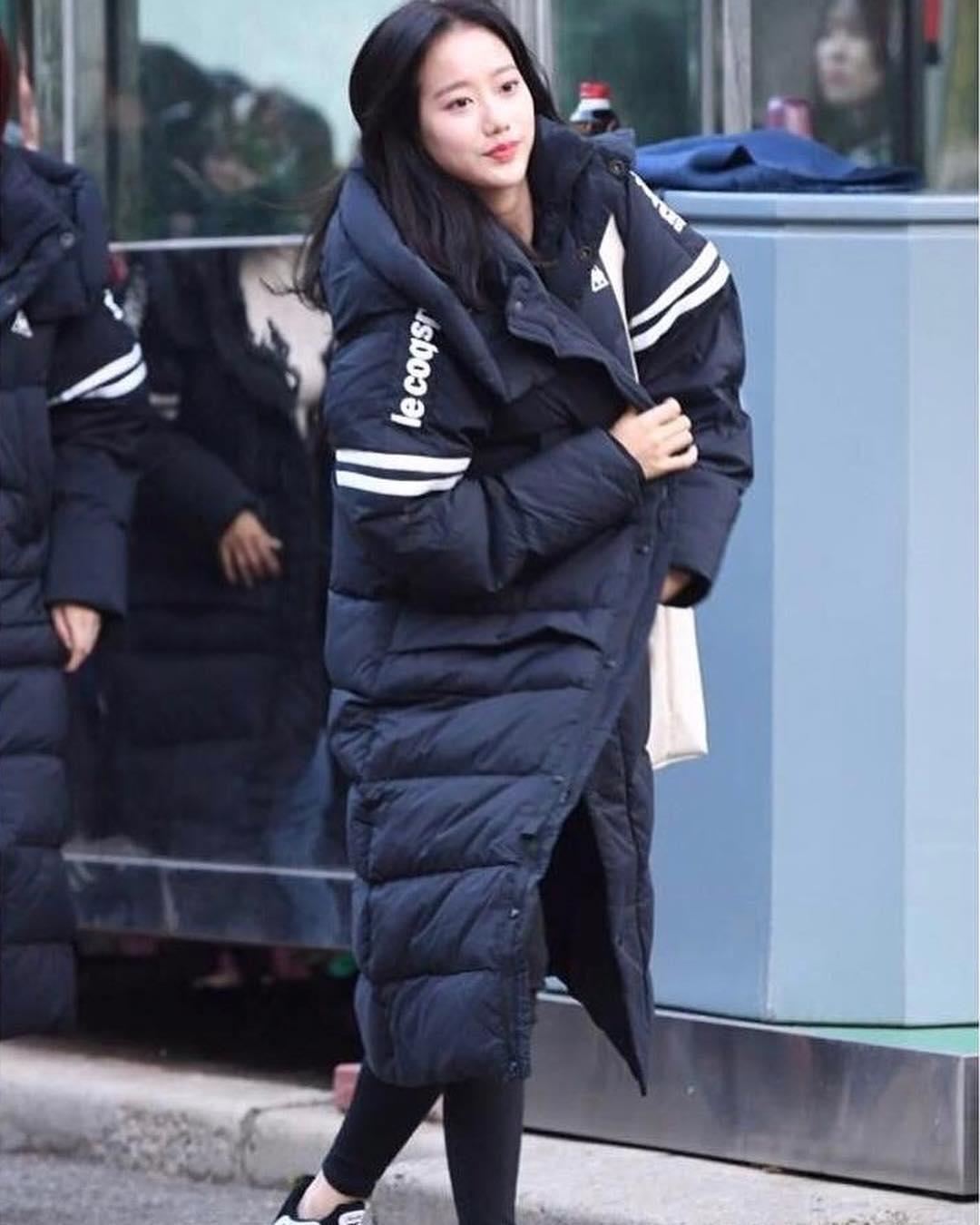 에이프릴 나은🖤롱패딩 속 미모 이미지