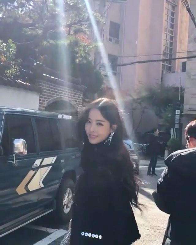 이다희 언니 퇴근길 📸🖤신나! 이미지