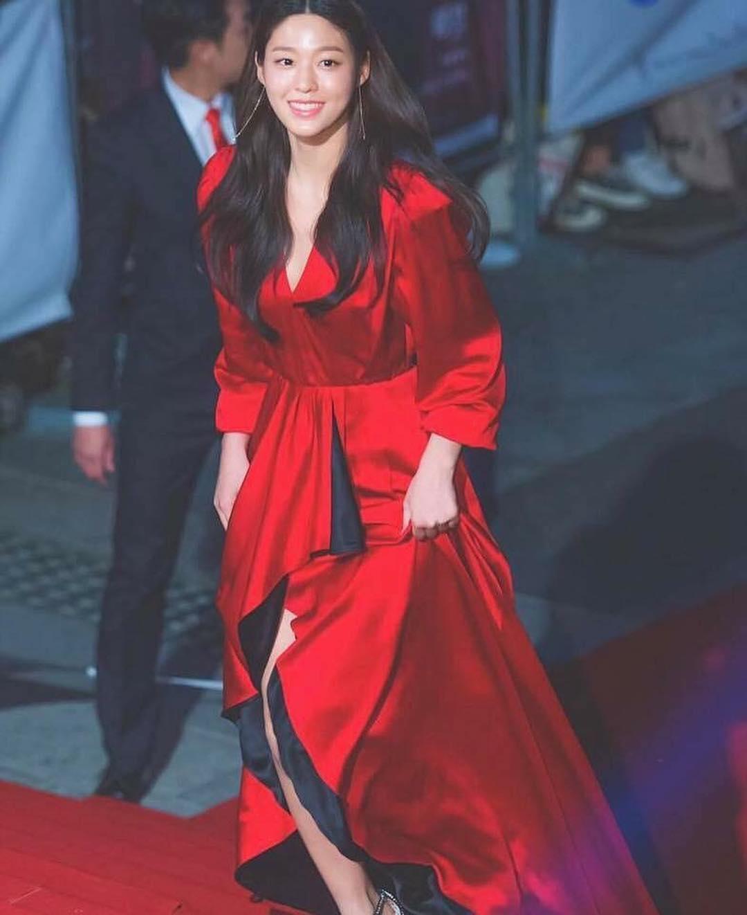 설현, 레드원피스 넘 어울린다♥️ 이미지