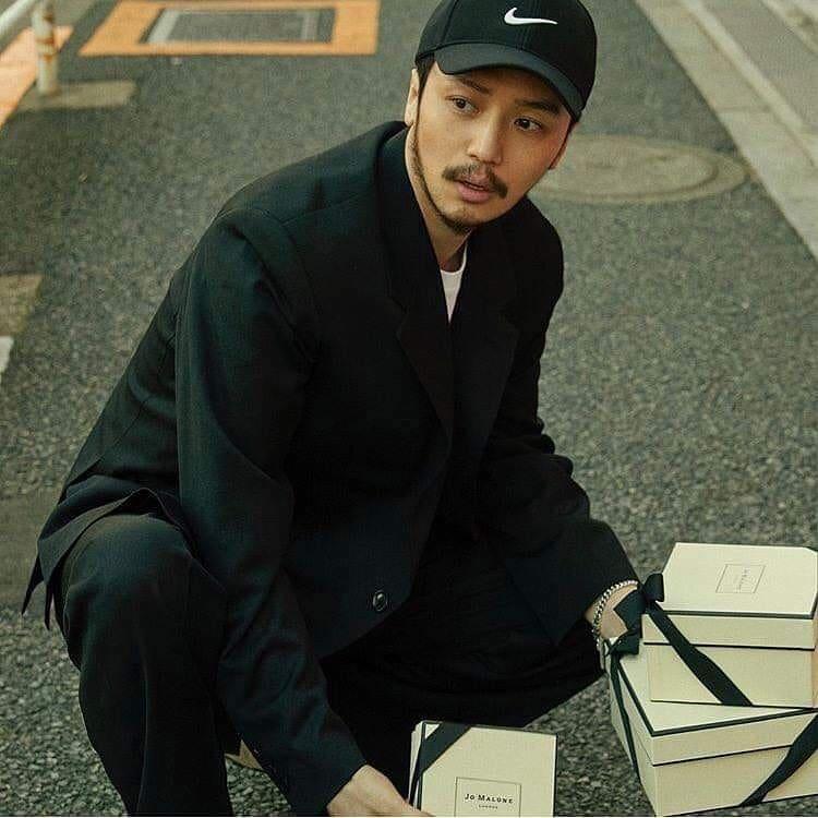 수염 절대 깍지마요 😎변요한 이미지