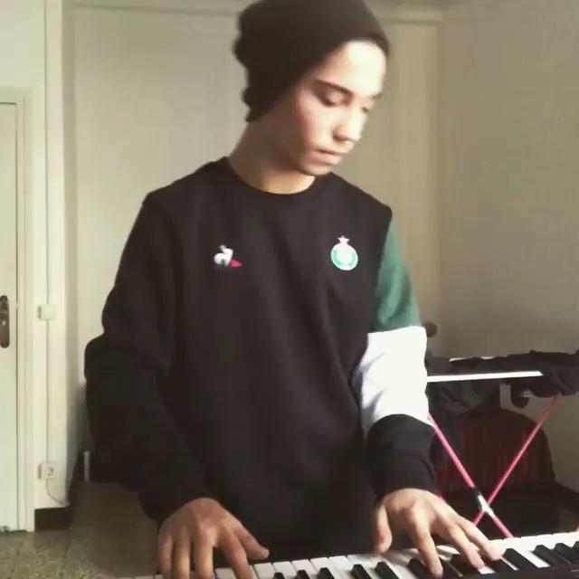 힙한 오빠.. 피아노도 잘쳐💚🖤 이미지