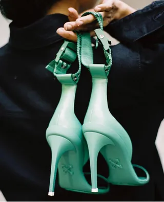 오프화이트 💚 하이힐 이미지