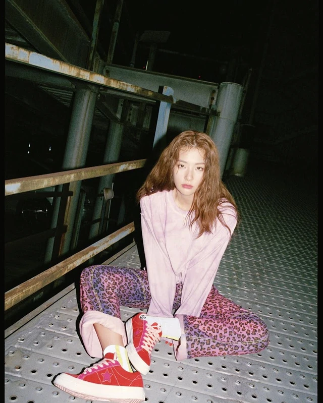 컨버스 X 슬기 X 주영 🔥조합! 사복패션의 애정 신발이 될, 원스타 카니발 컬렉션 🌈 게다가 슬기는 컨버스코리아 첫 여성모델이라니.. 분위기 넘 힙함! - #컨버스 #원스타 #카니발컬렉션 #레드벨벳 #슬기 #싱어송라이터 #주영 @converse_kr 이미지