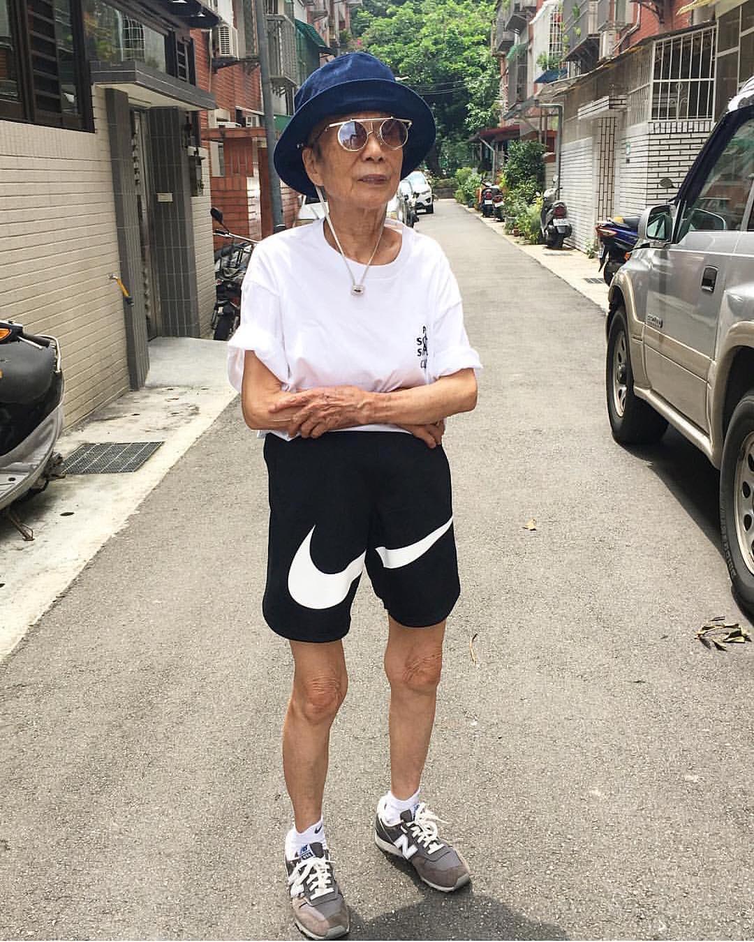 넘치는 할머니 스웩 🖖🖤 이미지