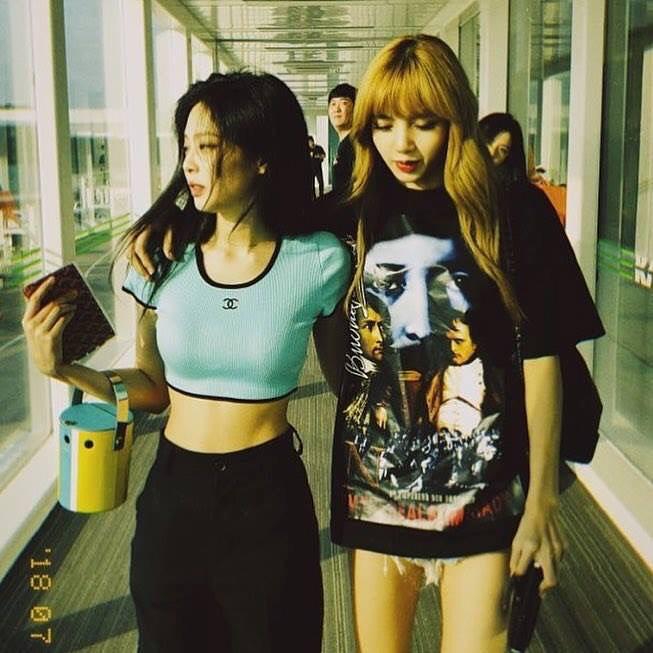 제니가 든 물양동이 가방🌈 이미지