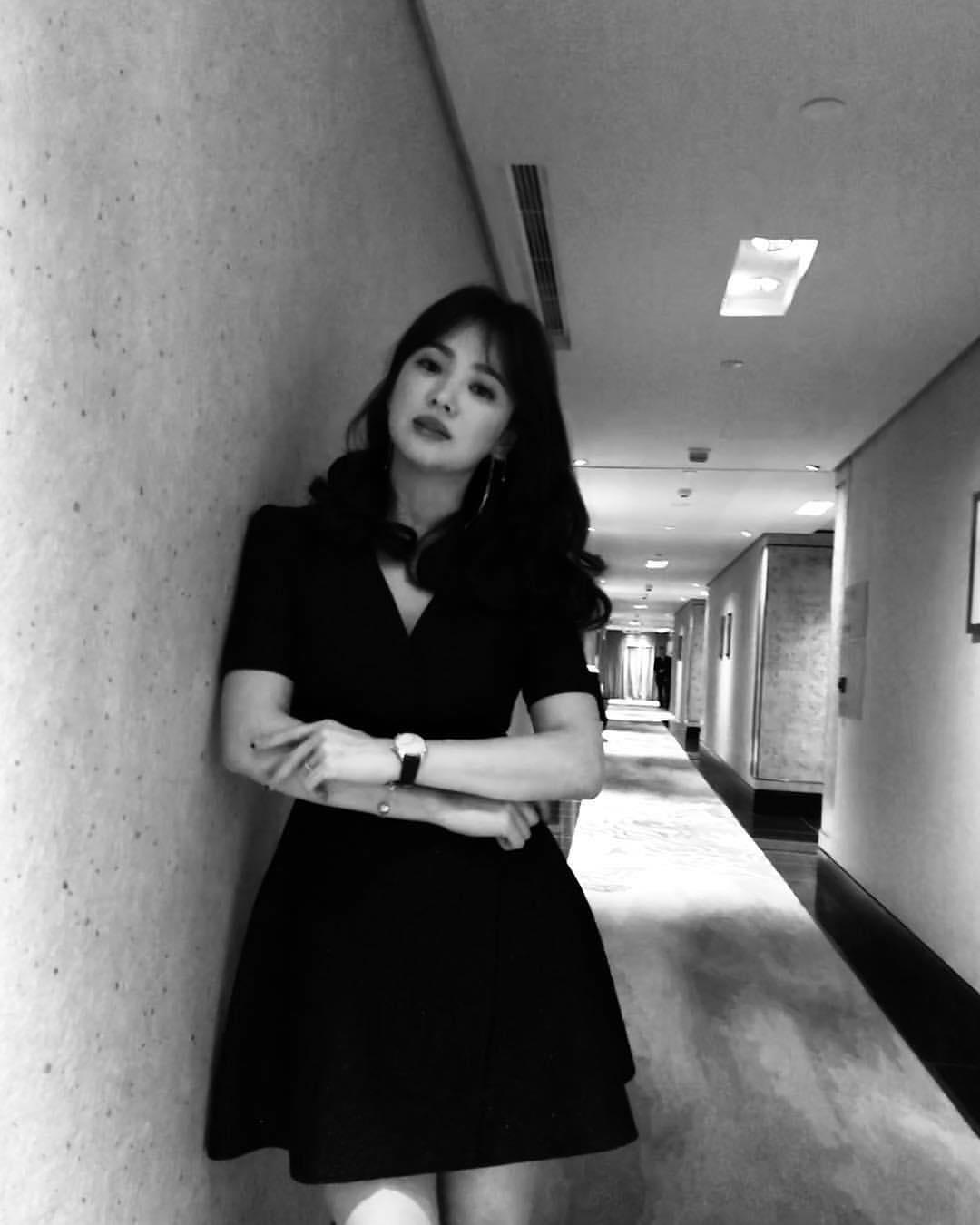 역시.. 갓 혜교 🙏🏻🖤 이미지