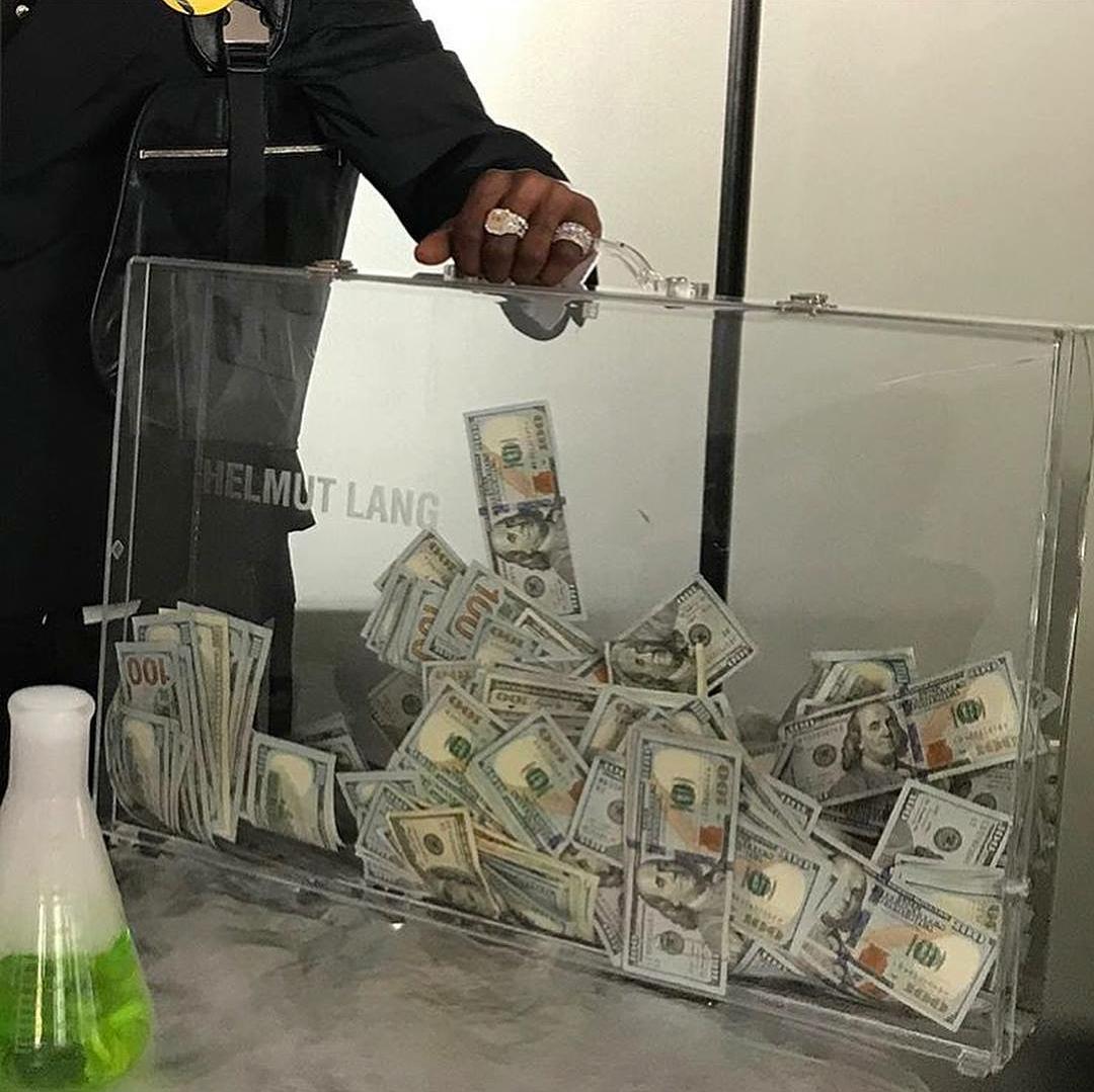 투명 매력의 원조 👽헬무트랭 이미지3