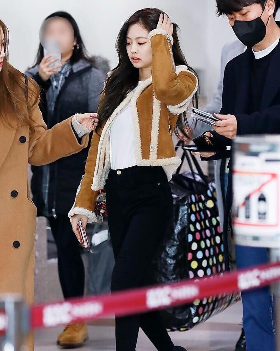 제니 최근 공항패션 ✈️🖤 이미지