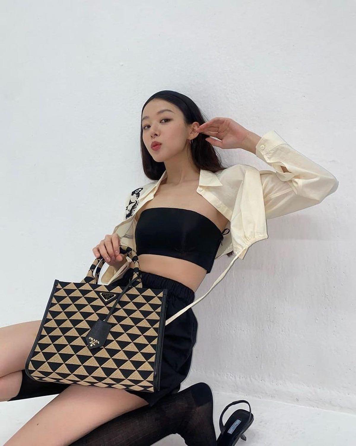 요즘 언니들 백💼프라다 심볼백🖤 이미지