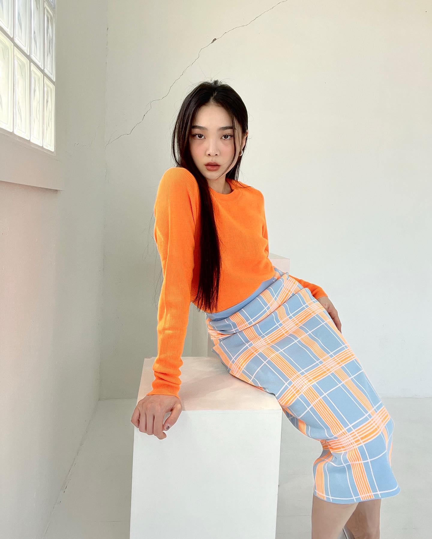 팝한 컬러🧡💙 @에센셜앤트워프 
위트 있는 디자인으로👀💛올여름 포인트 참고해 #광고 이미지
