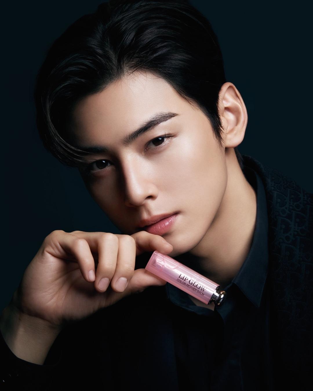#광고 홀리데이 무드 가득한 차은우​
황홀한 홀리데이를 위한 디올 뷰티의 기프팅 셀렉션🎁✨ 이미지4