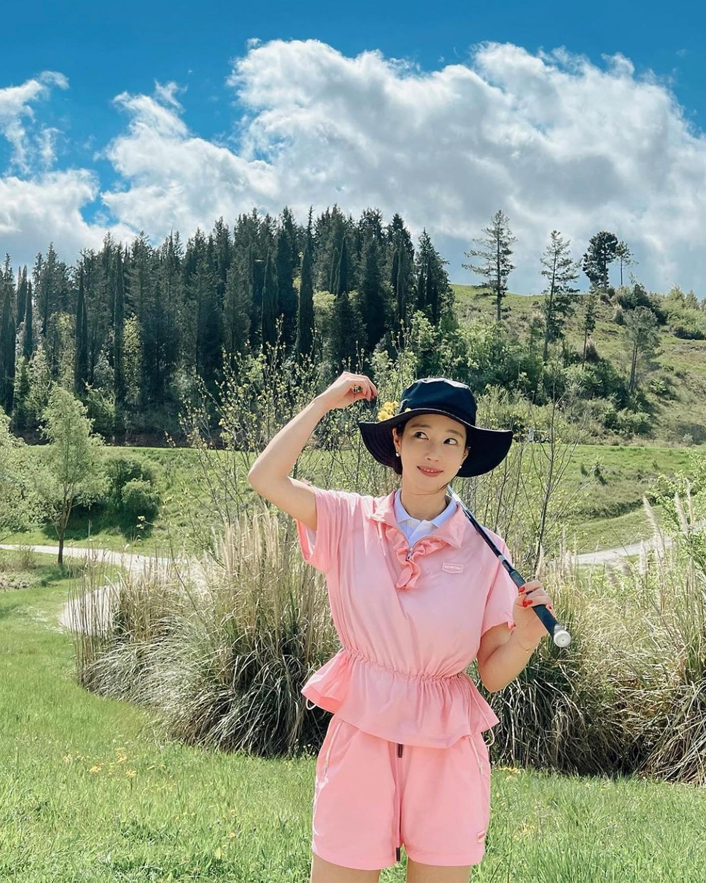 예쁘게 입고 떠나자⛳️💖@골캉스
색감으로 더 돋보이는💚🤍듀베티카 골프 라운딩룩 #광고 이미지