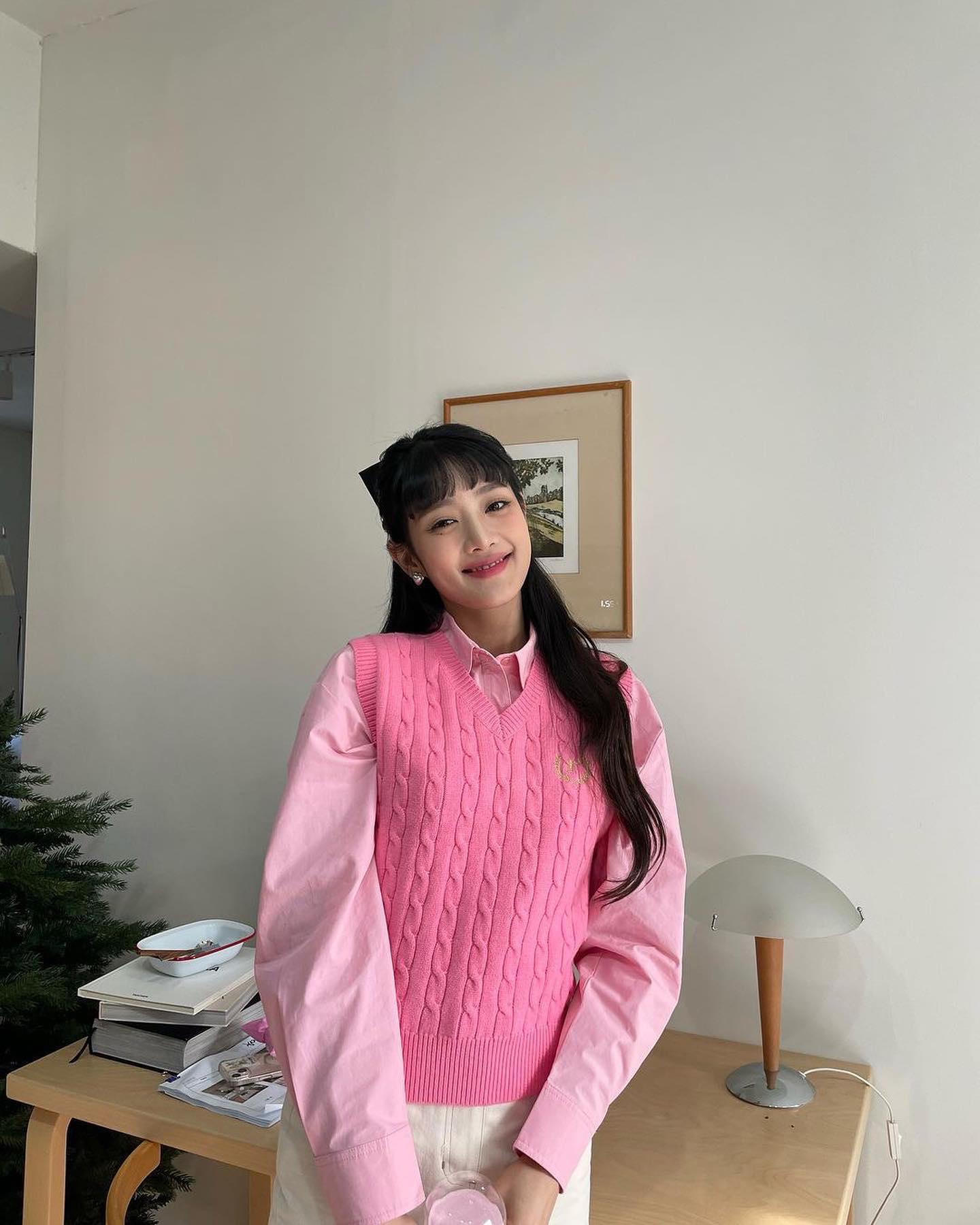 가을엔 셔츠에 니트조끼 조합🧡🤍 이미지