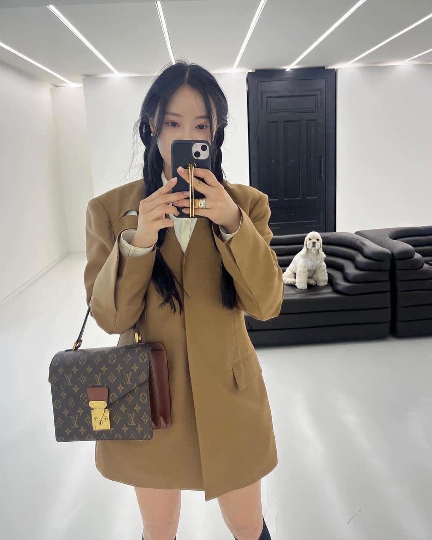 효민언니처럼 외출전 거울셀피🤎 이미지4